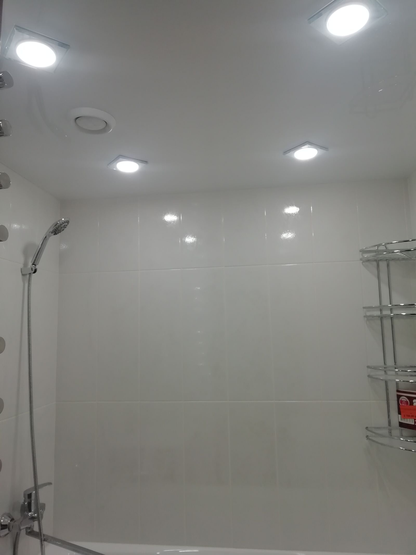 Натяжной потолок с встраиваемыми светильниками и анемостатом