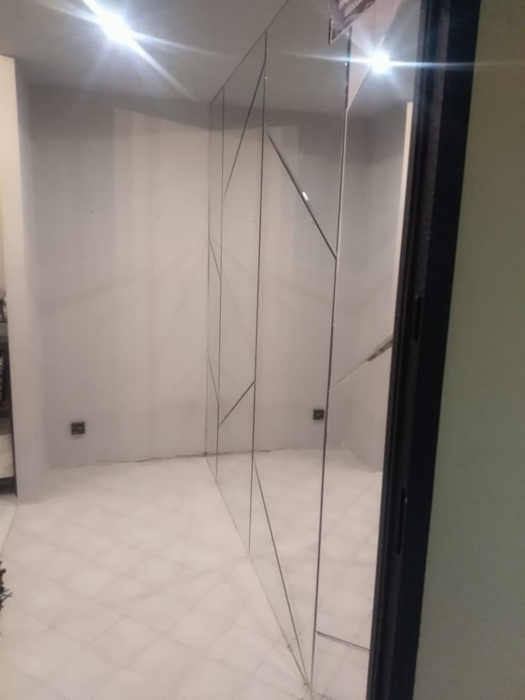 Обложка проекта: Зеркало в прихожей частной квартиры