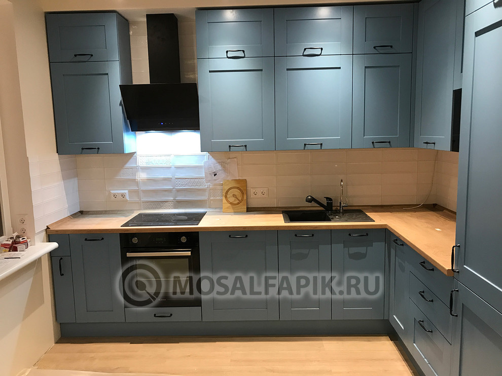 Голубая кухня с фасадами "Кальвадос" (БУК) RAL 5024