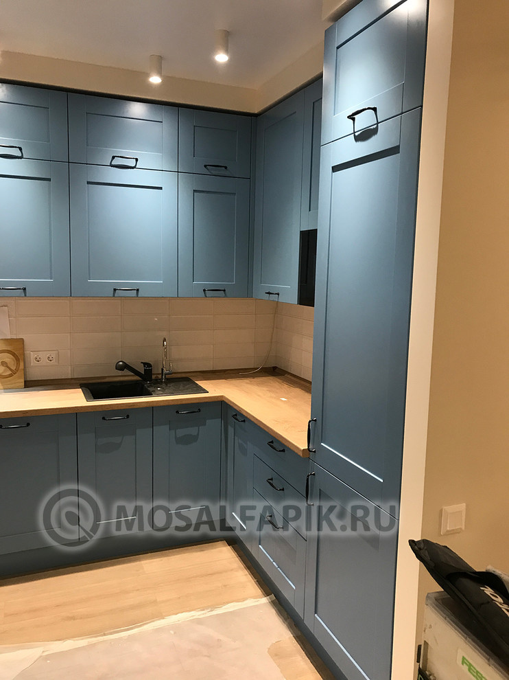 Голубая кухня с фасадами "Кальвадос" (БУК) RAL 5024