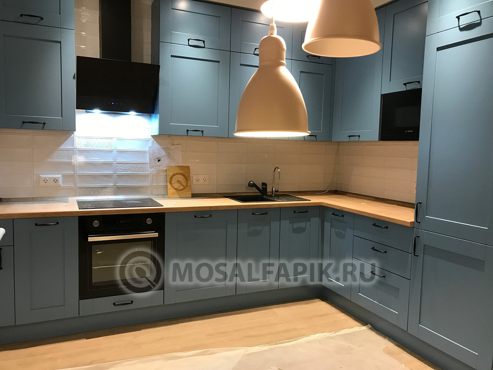 Голубая кухня с фасадами "Кальвадос" (БУК) RAL 5024
