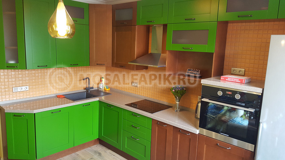 Яркая кухня "Кальвадос" с динамичным сочетанием цветов