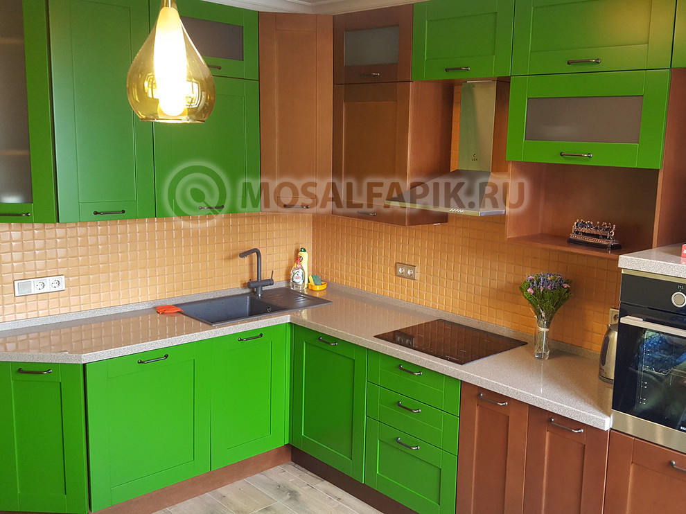 Яркая кухня "Кальвадос" с динамичным сочетанием цветов