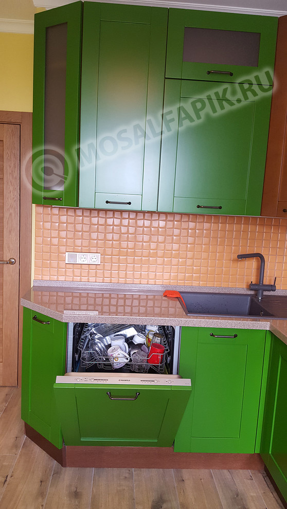 Яркая кухня "Кальвадос" с динамичным сочетанием цветов