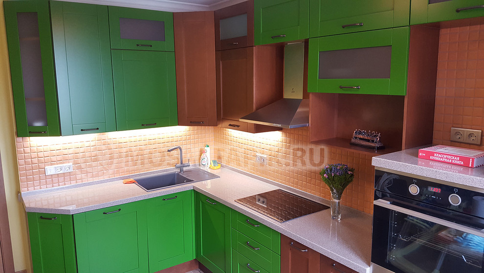 Яркая кухня "Кальвадос"  с динамичным сочетанием цветов