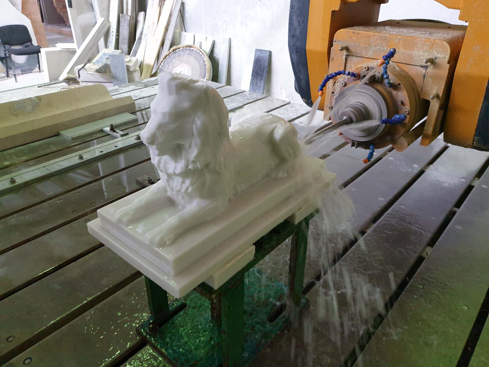 Лев из белого мрамора Bianco Sivec