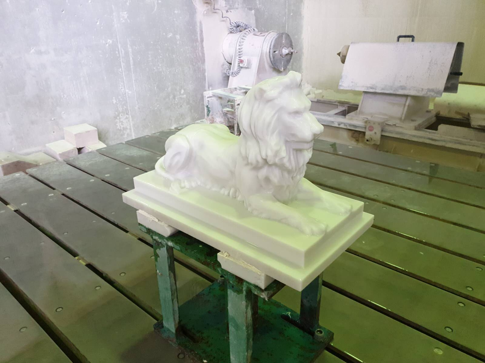 Лев из белого мрамора Bianco Sivec