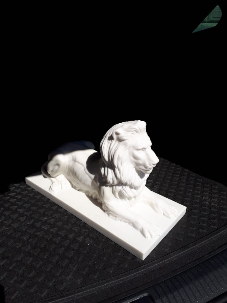 Лев из белого мрамора Bianco Sivec