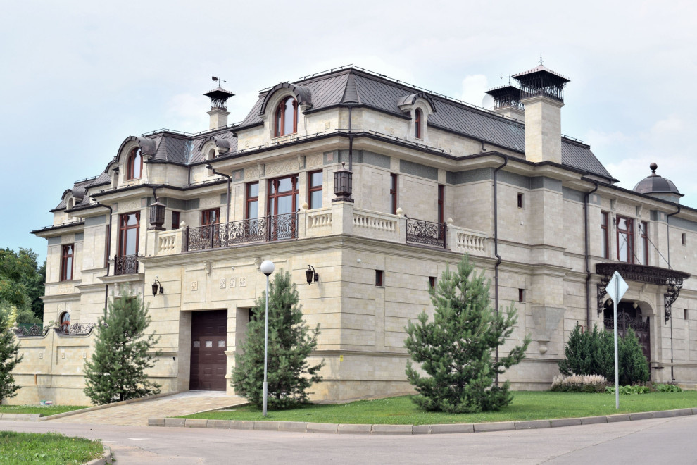 Коттедж облицованный натуральным дагестанским камнем