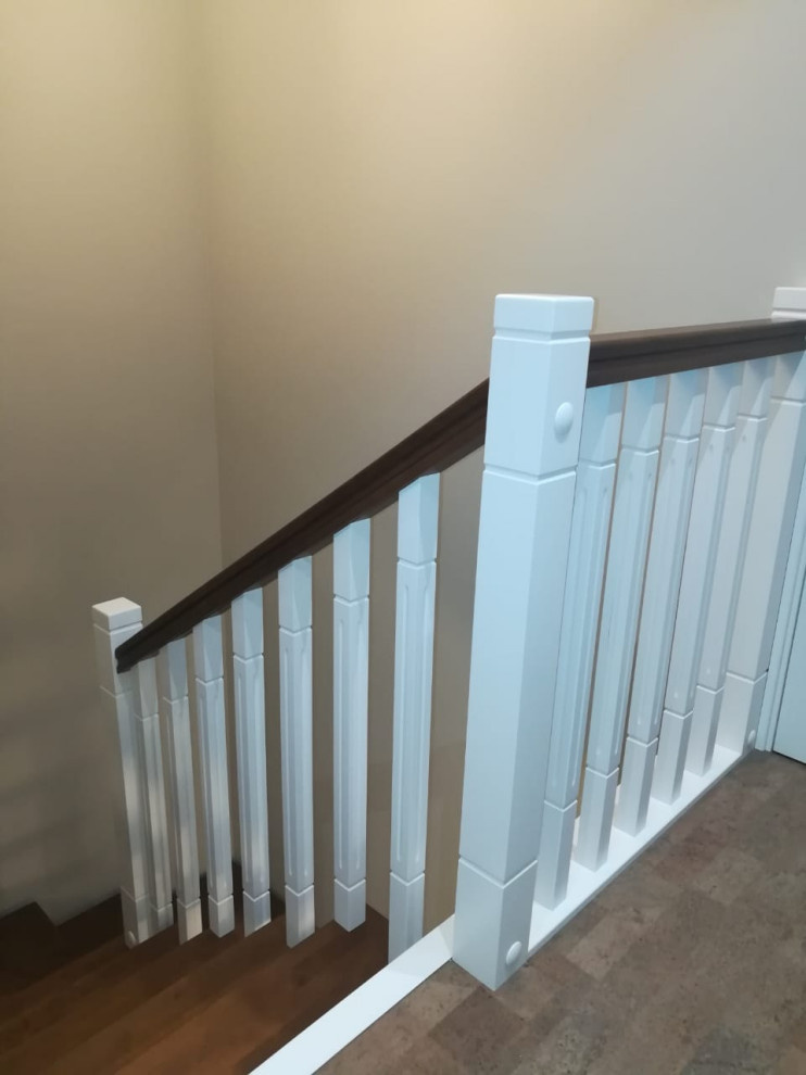 Металлический каркас с классическим ограждением