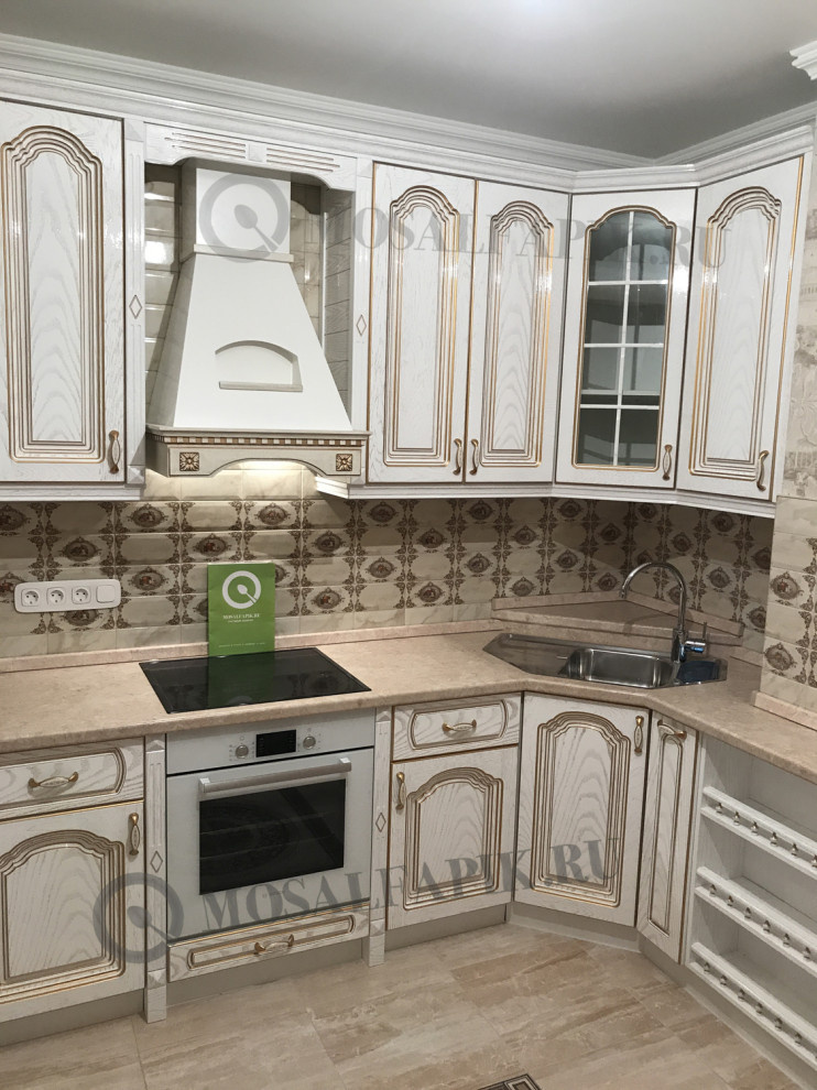 Дубовая кухня "Классика" белый глянец с золотой патиной