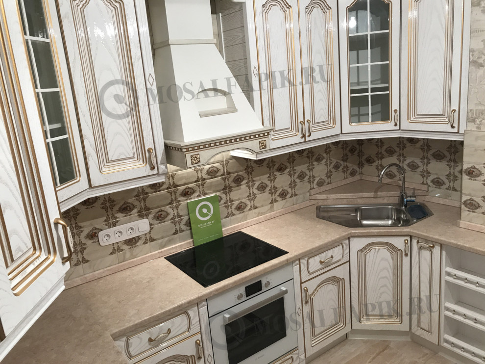 Дубовая кухня "Классика" белый глянец с золотой патиной
