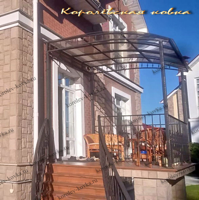 Навес в подвал с монолитным поликарбонатом