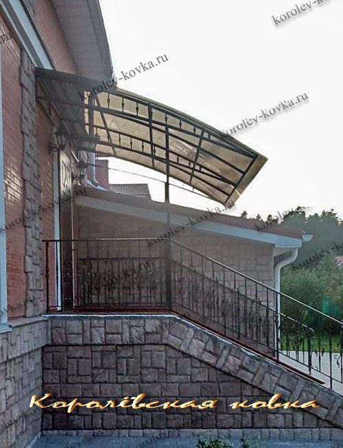 Навес в подвал с монолитным поликарбонатом