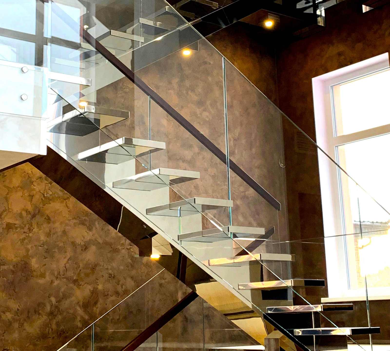 Лестница из нержавейки и стекла