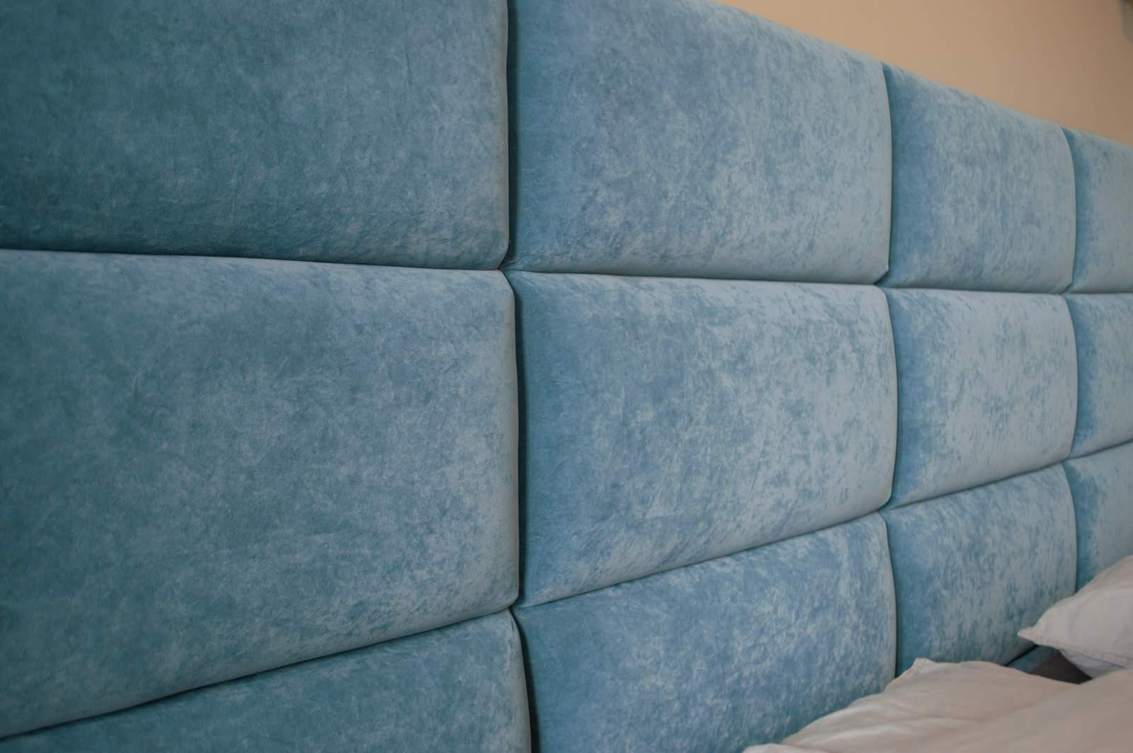 Кровать с изголовьем.