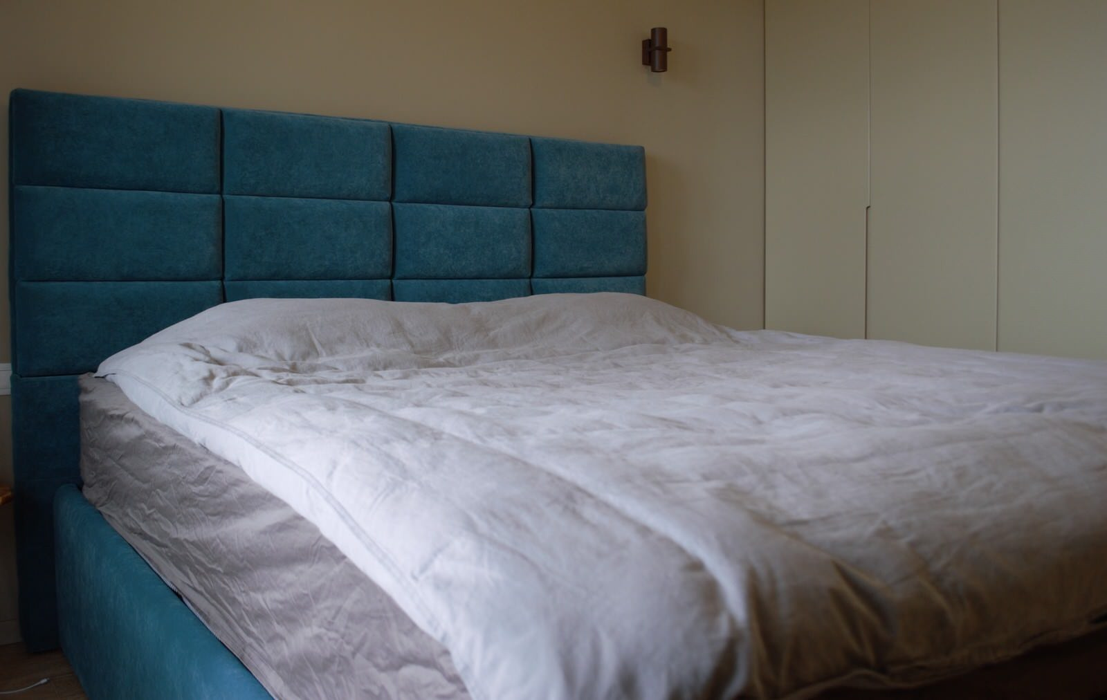 Кровать с изголовьем. Шкаф.