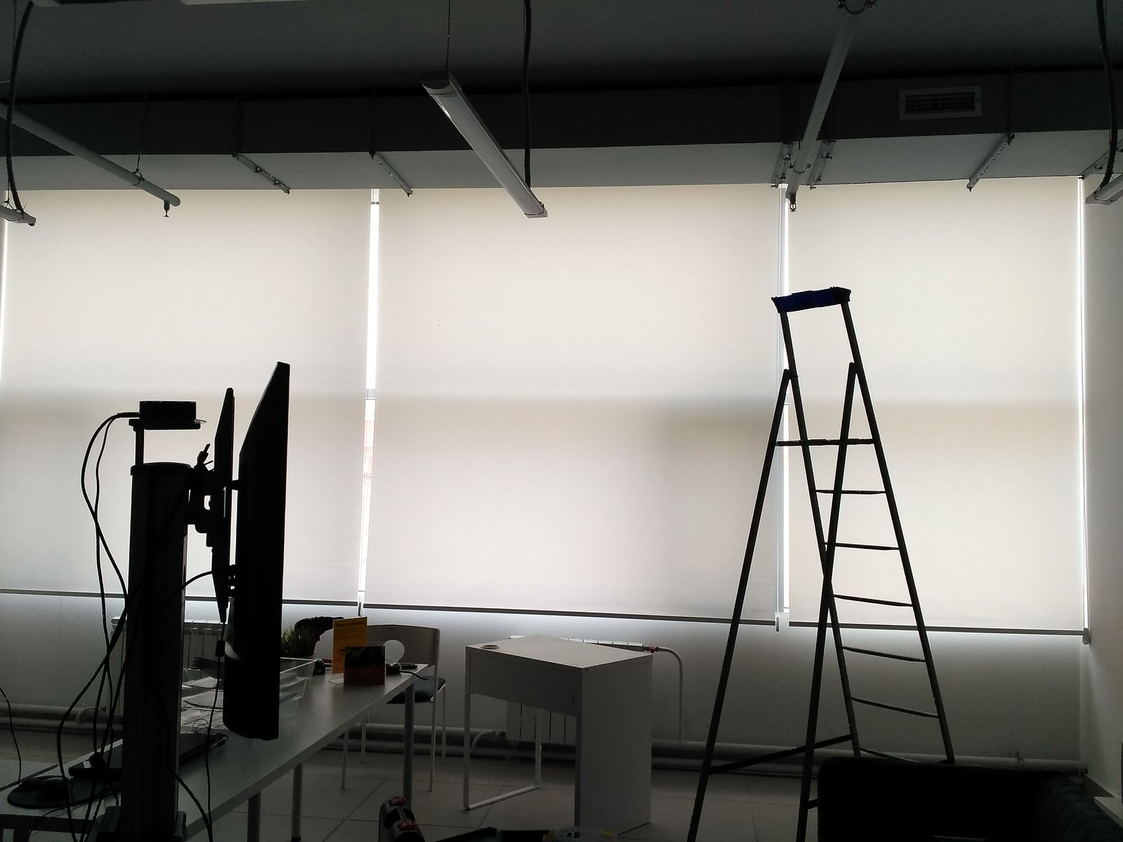 Свободновисящие рулонные шторы в офис