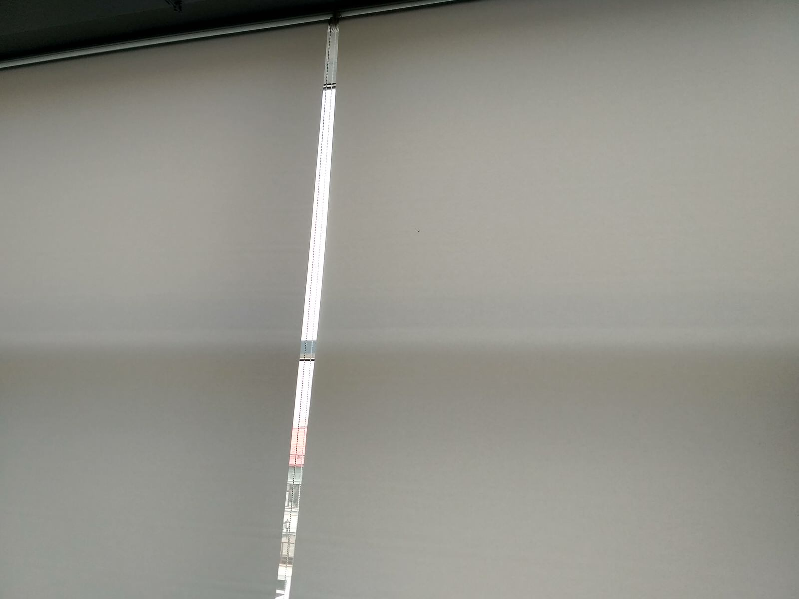 Свободновисящие рулонные шторы в офис