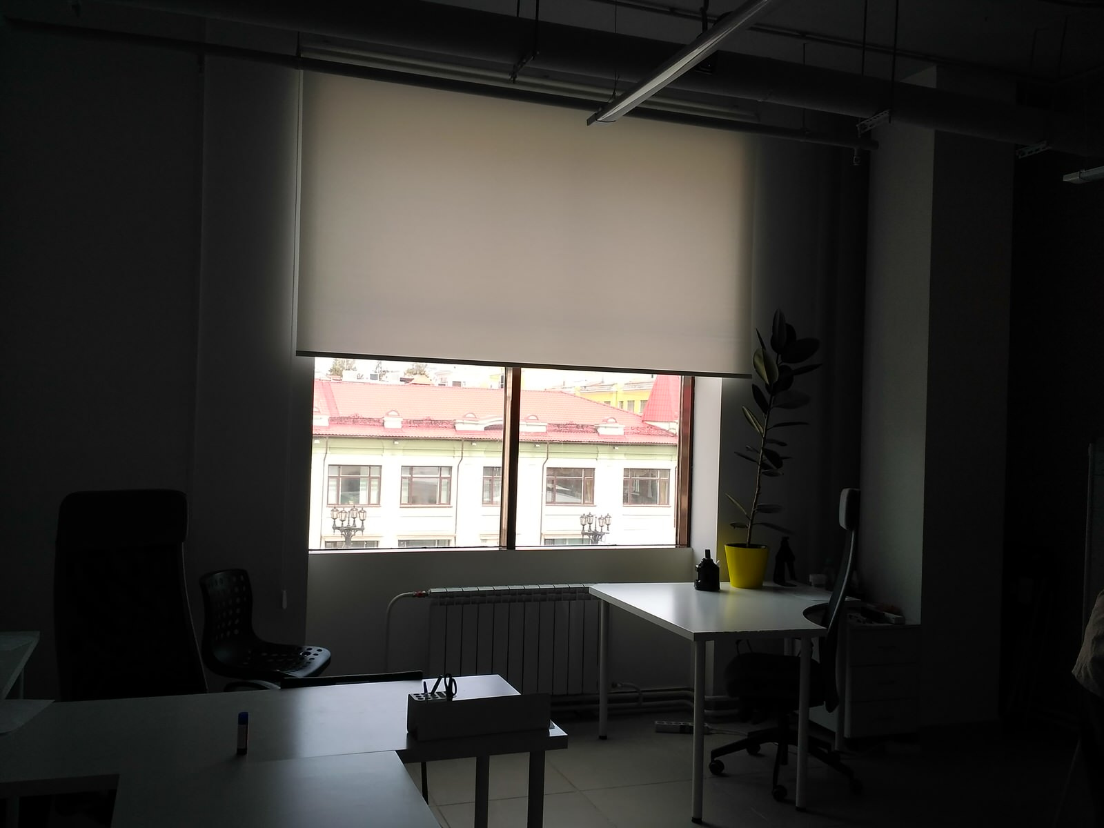 Свободновисящие рулонные шторы в офис