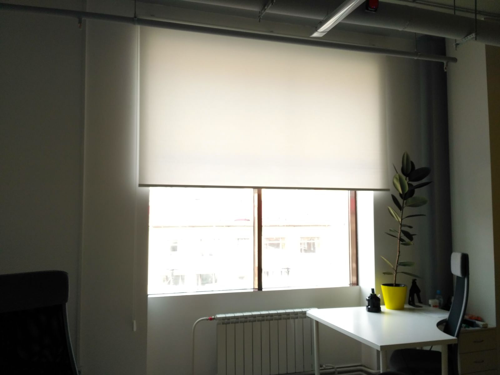 Свободновисящие рулонные шторы в офис