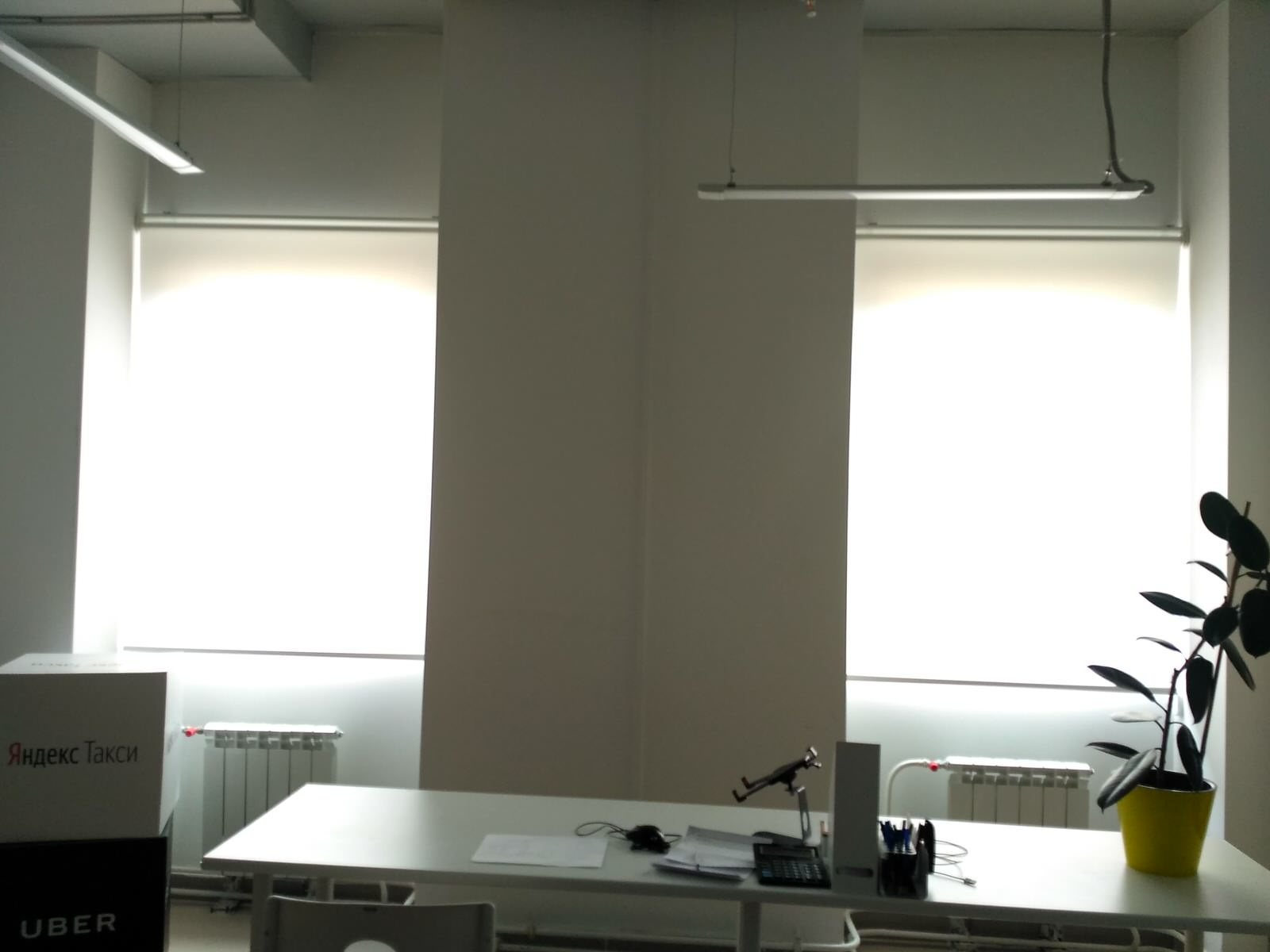 Свободновисящие рулонные шторы в офис