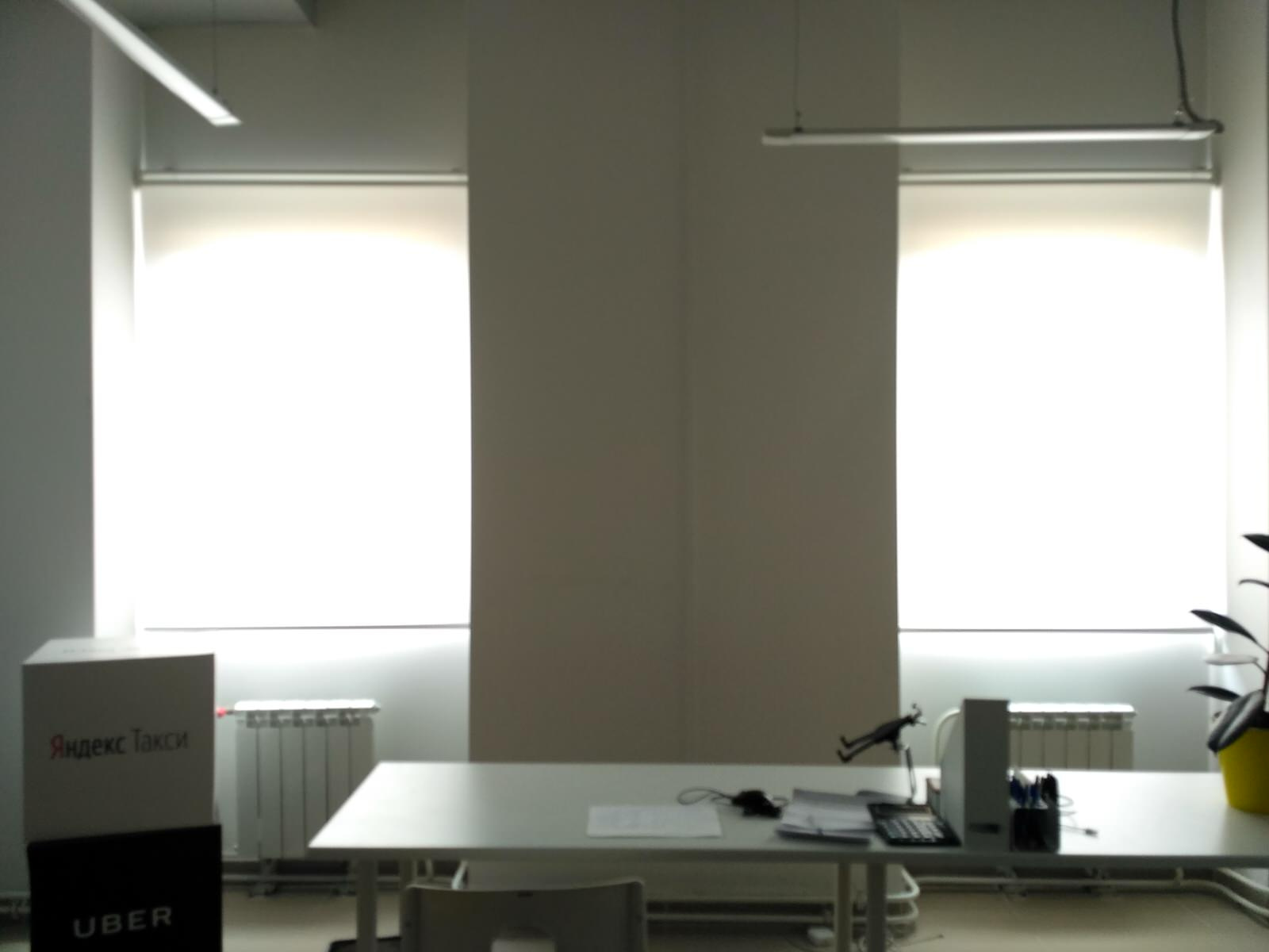 Свободновисящие рулонные шторы в офис