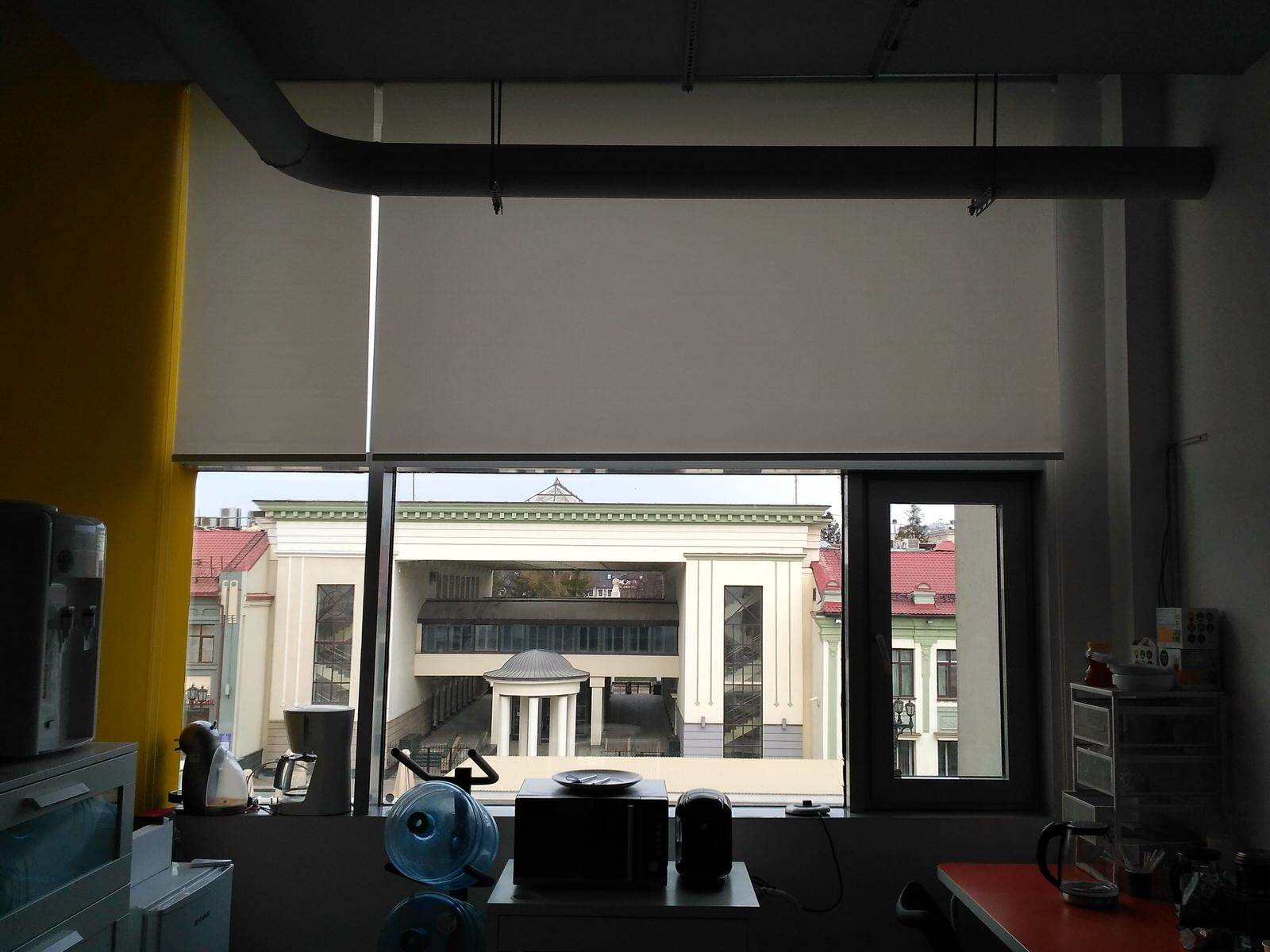 Свободновисящие рулонные шторы в офис