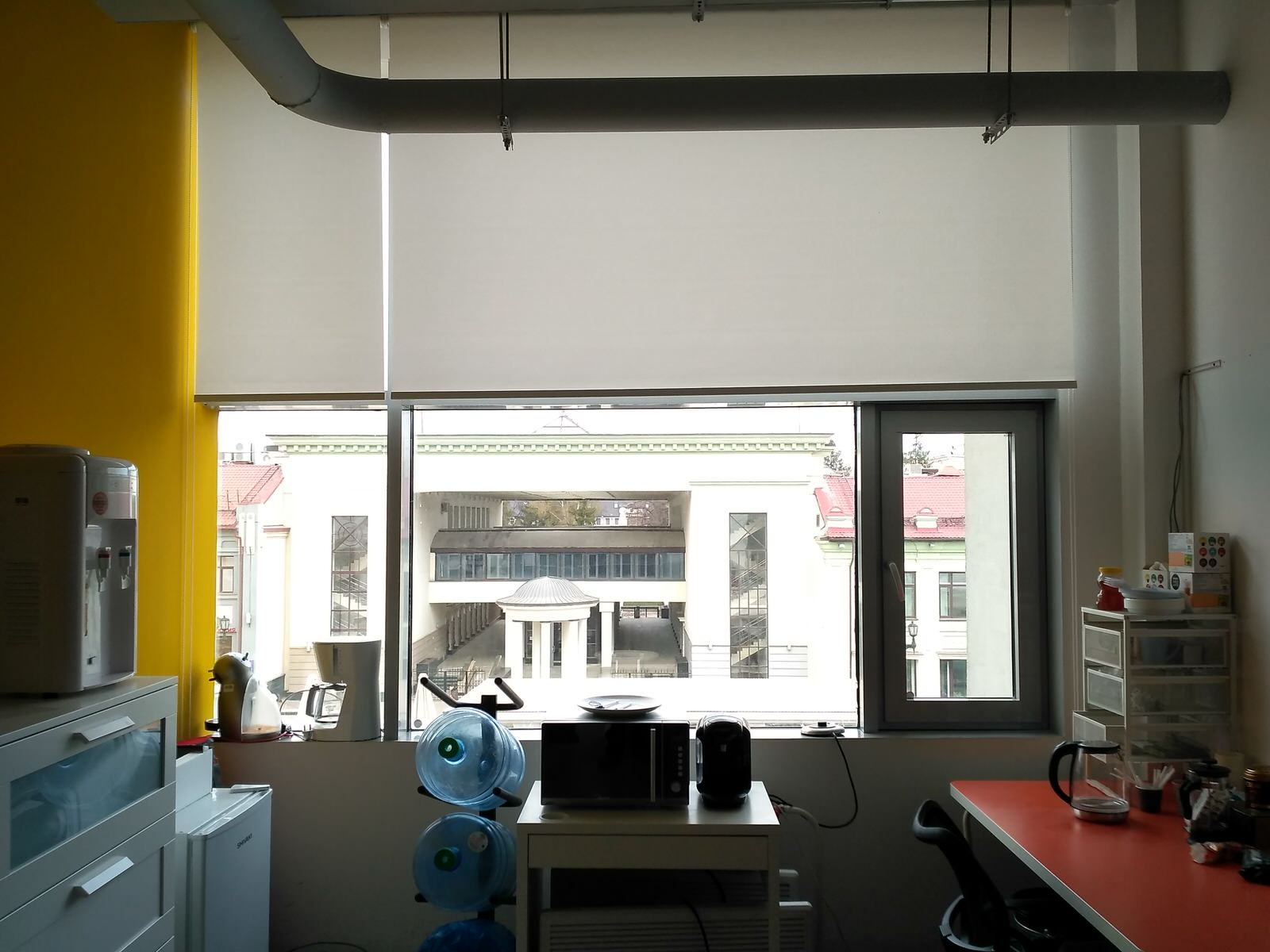 Свободновисящие рулонные шторы в офис