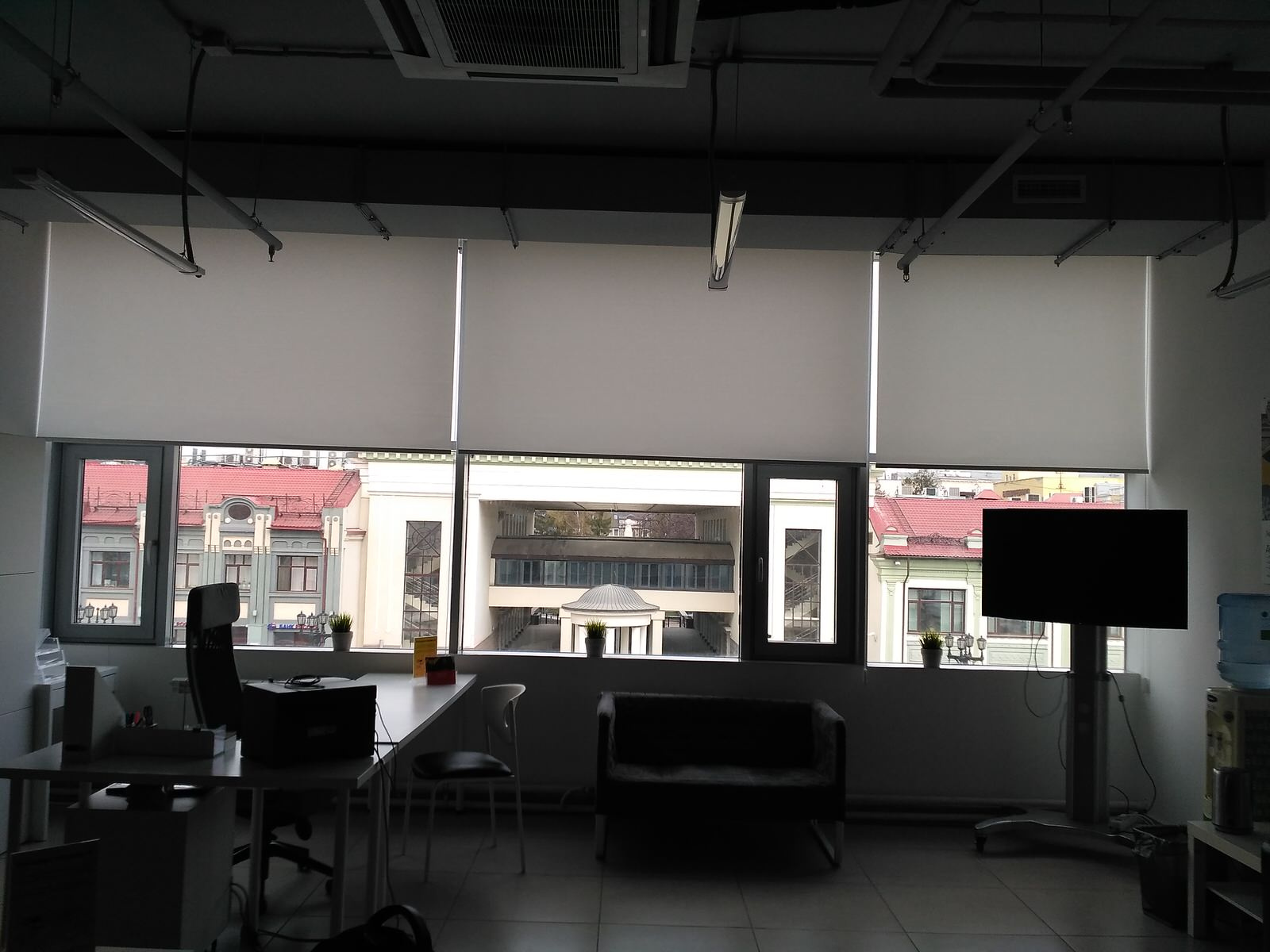 Свободновисящие рулонные шторы в офис