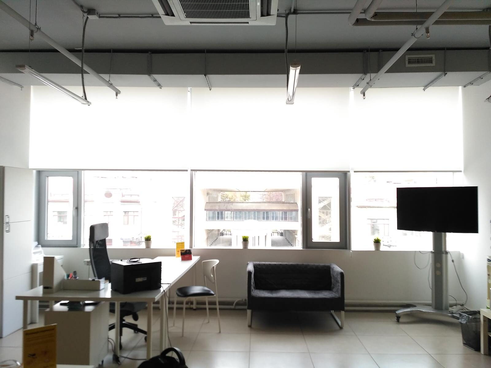 Обложка проекта: Свободновисящие рулонные шторы в офис