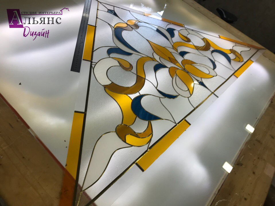 Витраж в окне с лепниной