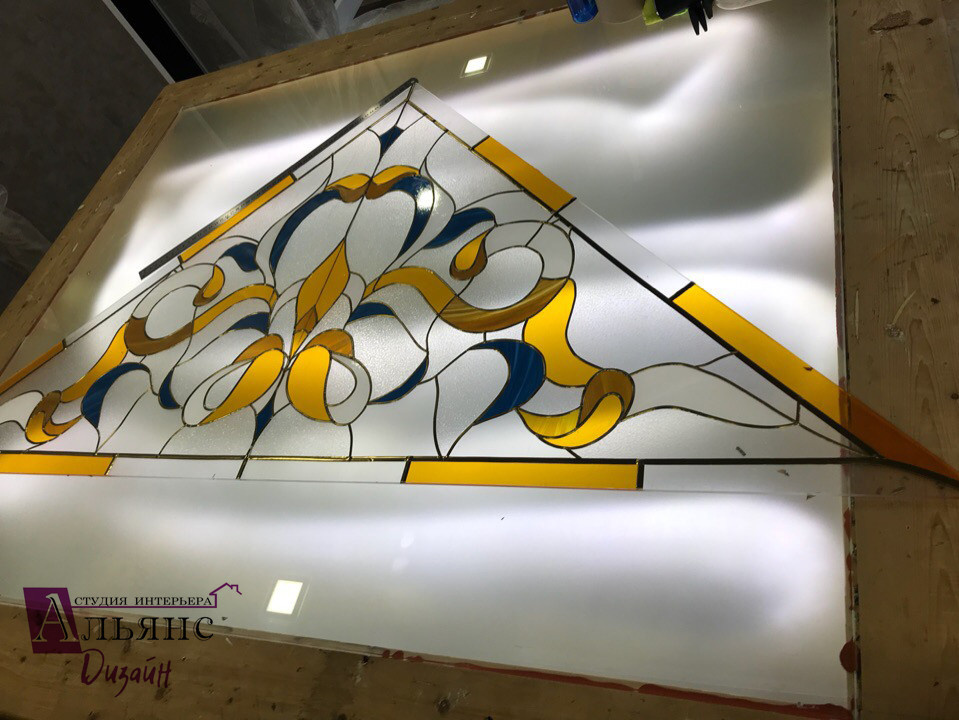 Витраж в окне с лепниной