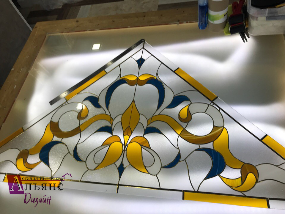 Витраж в окне с лепниной