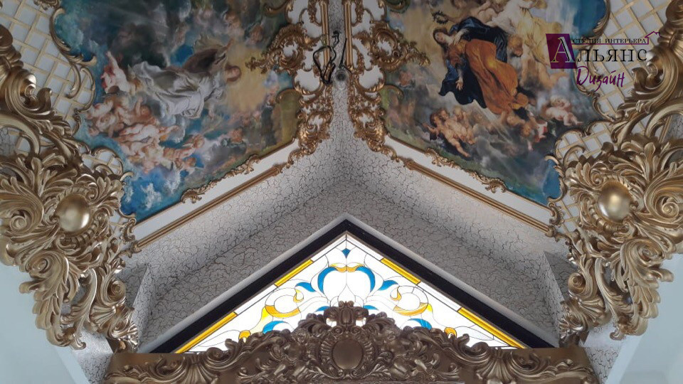 Обложка проекта: Витраж в окне с лепниной