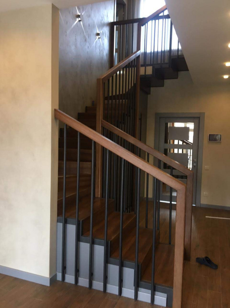 Лестница деревянная в загородном коттедже