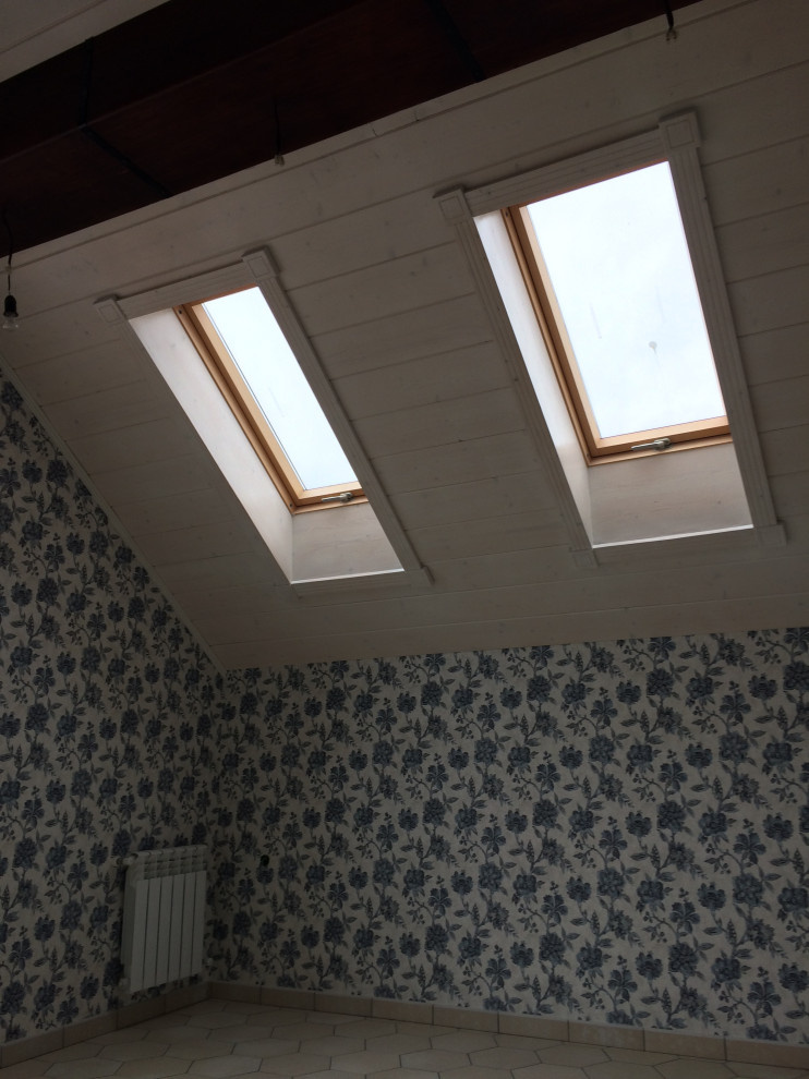 Спальня с гибискусами на мансардном этаже