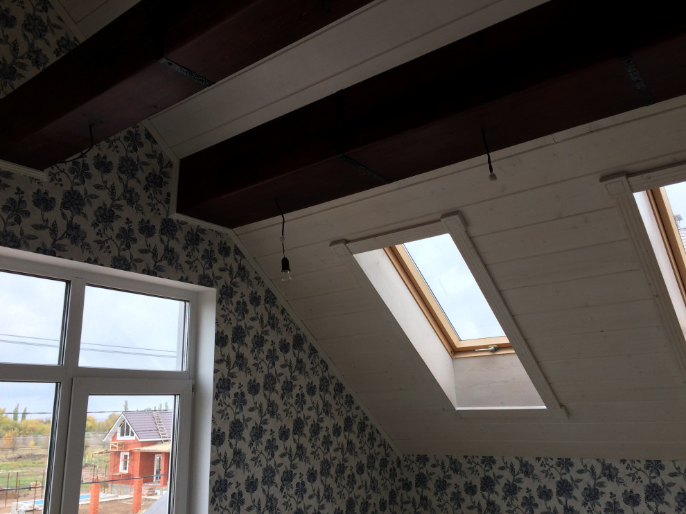 Спальня с гибискусами на мансардном этаже