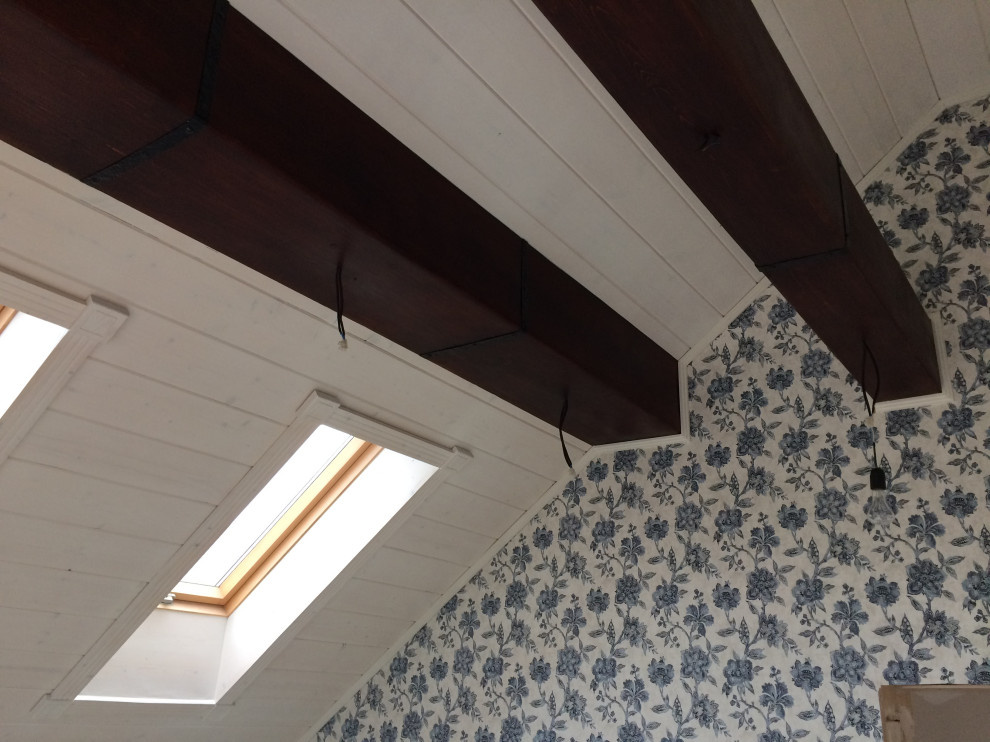 Спальня с гибискусами на мансардном этаже