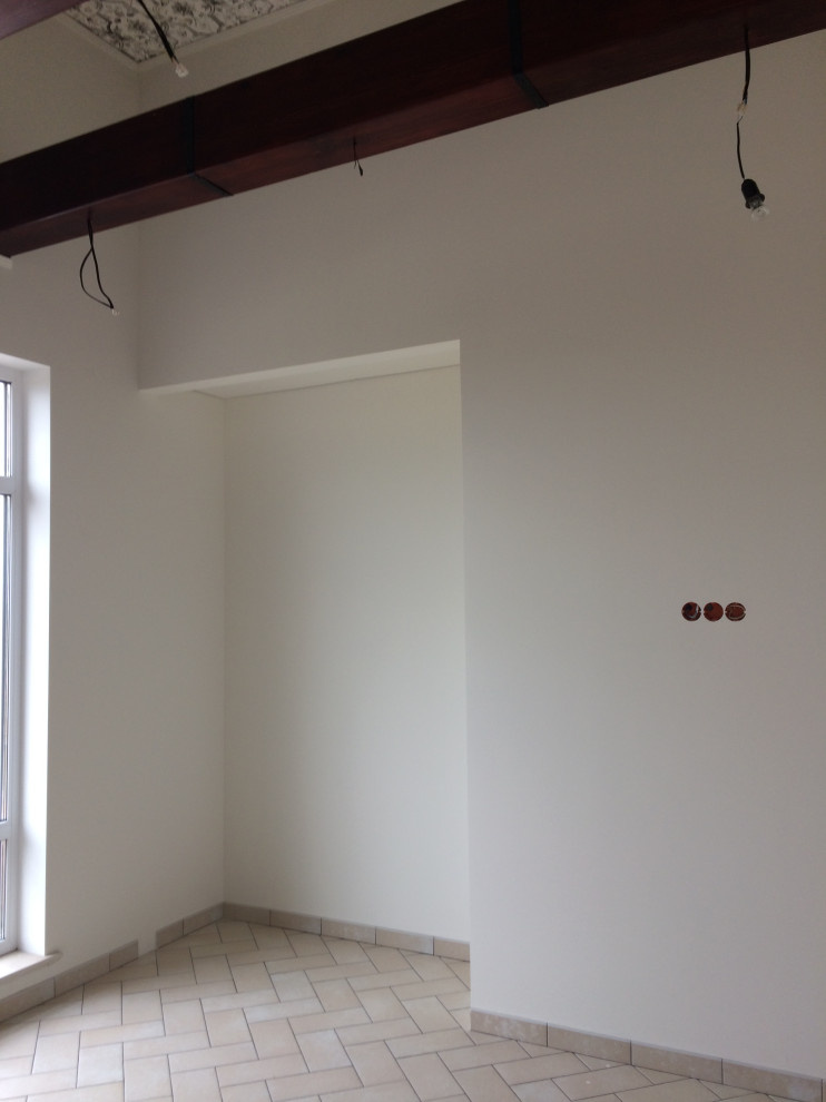 Спальня с французским балконом в средиземноморском стиле