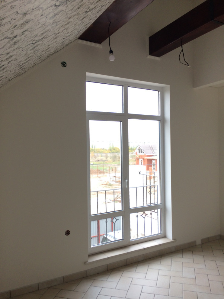 Спальня с французским балконом в средиземноморском стиле