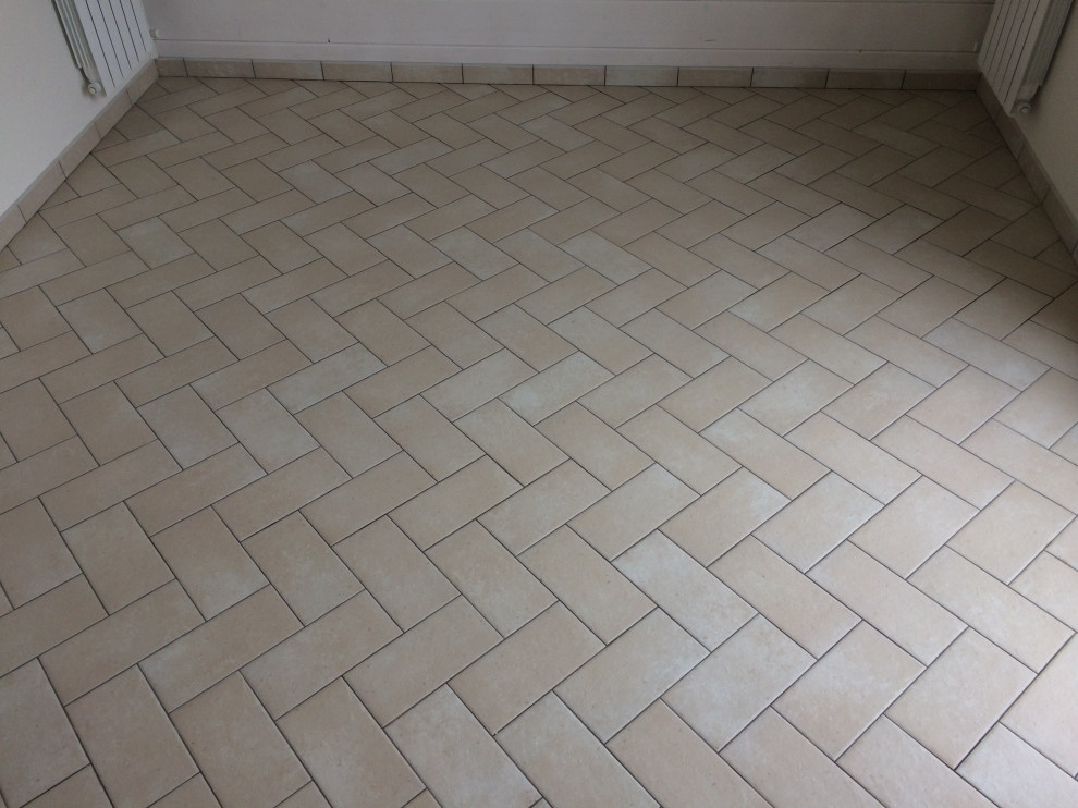 Спальня с французским балконом в средиземноморском стиле