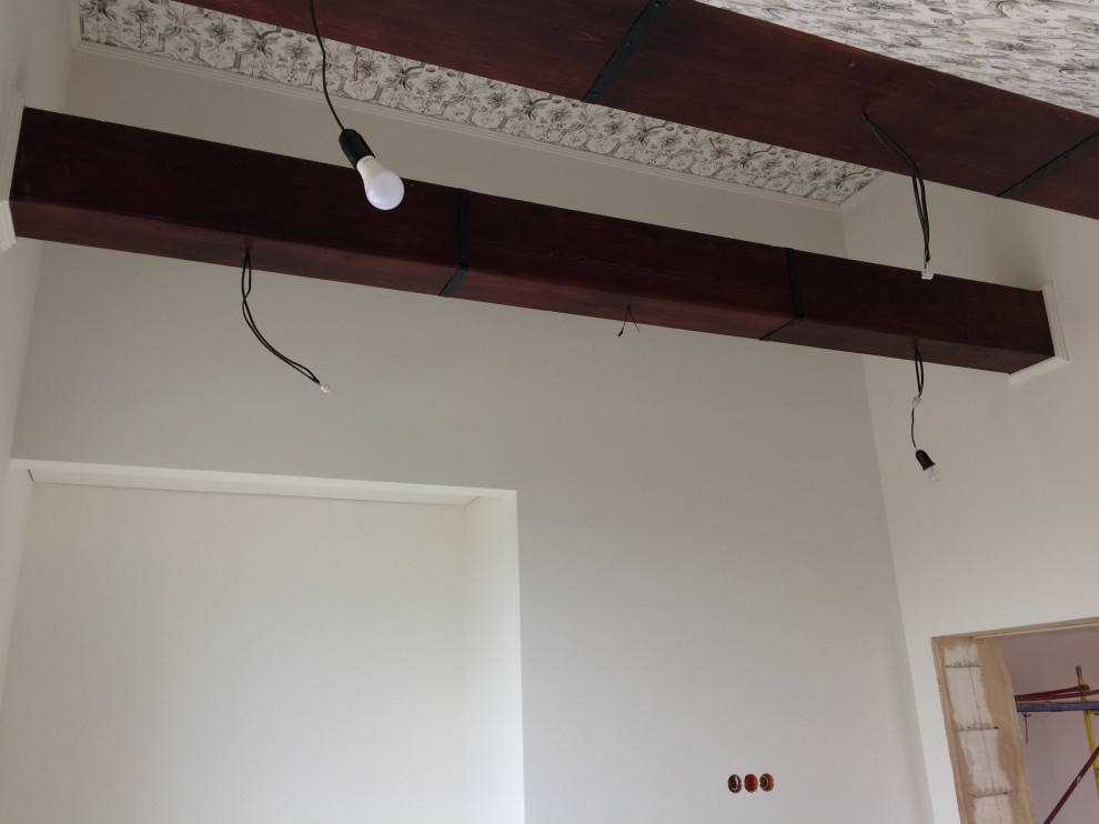 Спальня с французским балконом в средиземноморском стиле