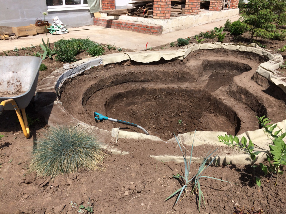 Садовый пруд с мостиком