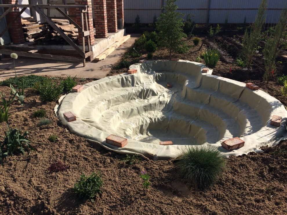 Садовый пруд с мостиком