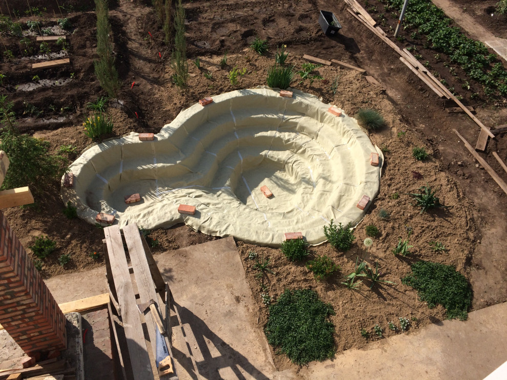 Садовый пруд с мостиком