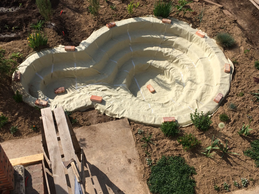 Садовый пруд с мостиком