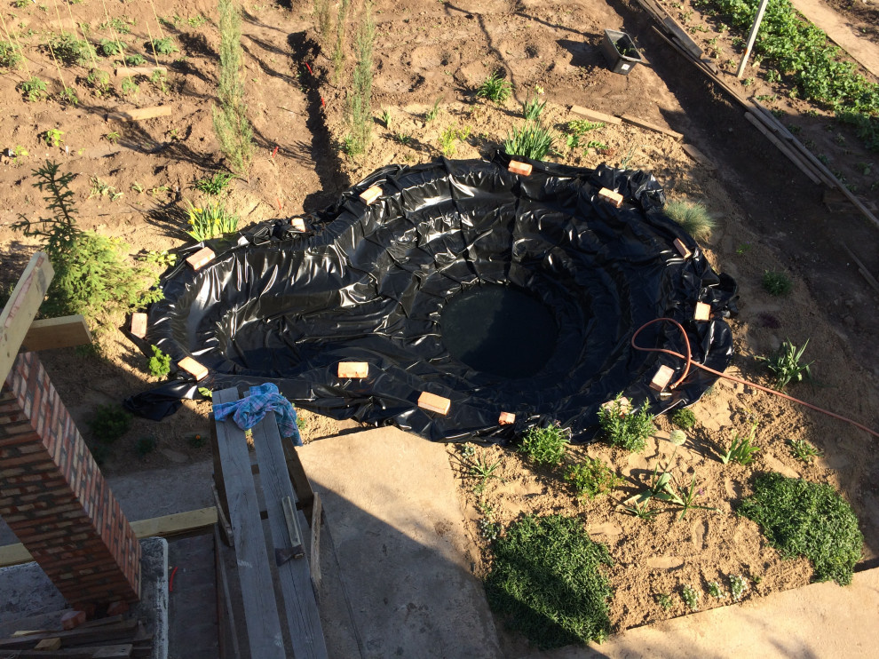 Садовый пруд с мостиком