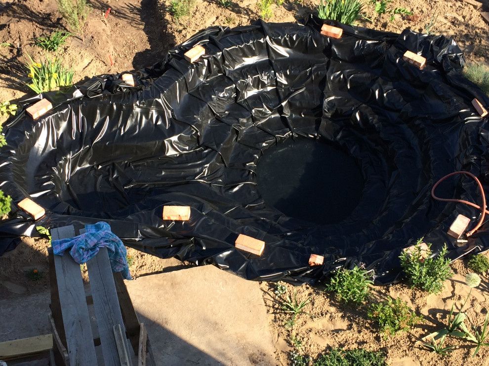 Садовый пруд с мостиком