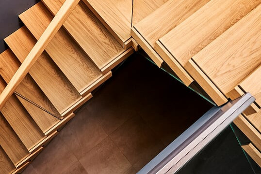 Консольная лестница с инновационной встроенной подсветкой